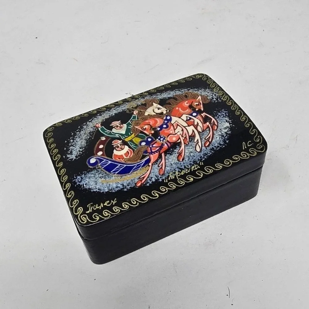 Vtg Russian Lacquer small trinket box‎ hand painted hinged folk art country